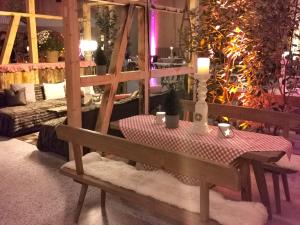 Holzbank mit Lehne 6